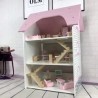 9933 *CASITA DE MUÑECAS c/Muebles en Madera* (41×66 cm.) +15 Accesorios.