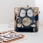 7214 *Buhito Azul Montessori Tablero Sensorial de Habilidades Finas* (33×30 cm.)
