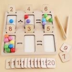 4465 *Tablero Montessori 2 en 1* (24.5×23 cm.) Tablero+Pinzas+20 Perlas+20 Números.