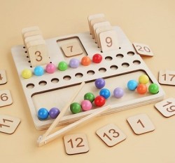 4465 *Tablero Montessori 2 en 1* (24.5×23 cm.) Tablero+Pinzas+20 Perlas+20 Números.