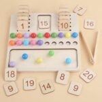 4465 *Tablero Montessori 2 en 1* (24.5×23 cm.) Tablero+Pinzas+20 Perlas+20 Números.