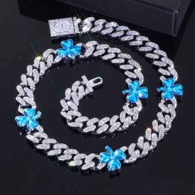 Helloice Cadena cubana de Miami helada de tres hojas
