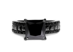 Anillo Crush II de acero inoxidable con zirconias negras talla 5.