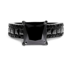 Anillo Crush II de acero inoxidable con zirconias negras talla 9.