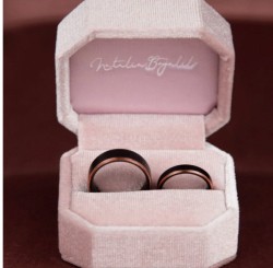 Argolla Einy para mujer en color negro con rose gold talla 8.