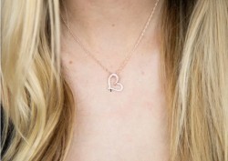 Collar Indira Rose Gold con dije de corazón de chapa de oro rosa 18K.