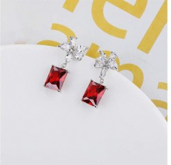 Aretes Colgantes Flor Swarovski y Rubí Oro Blanco 14K Laminado