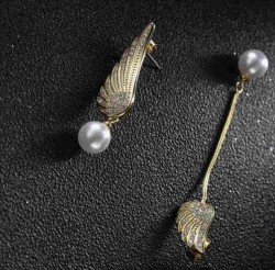 Aretes Dispar Alas Cristal Y Perla Aaa Oro 14k Laminado Dorado