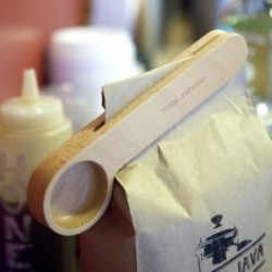 Cuchara Clip para Medir Café Kikkerland Madera