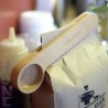 Cuchara Clip para Medir Café Kikkerland Madera