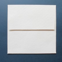 Sobre hecho a mano , crema 17.5 x 17.5 cm c/25 Pzas.