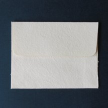 Sobre personal hecho a mano, crema 10.5 x 8 cm c/25 Pzas.