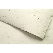Papel semirústico color natural con fibras de henequen en verde
