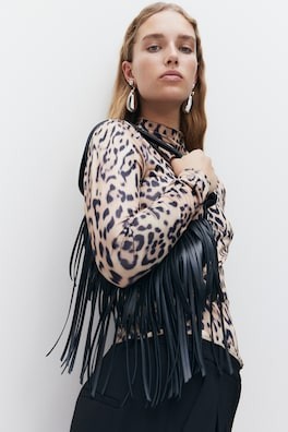 Bolso crossbody con flecos