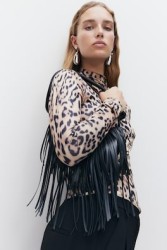 Bolso crossbody con flecos