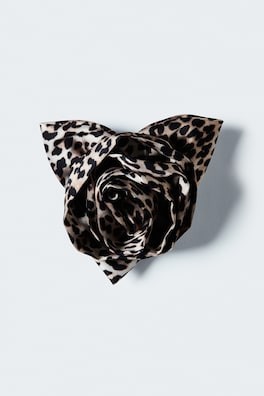 Flower-shaped hair clip