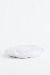 Boina con apariencia de crochet