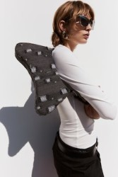 Bolso de denim con apariencia desgastada