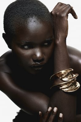 Brazalete con diseño girado