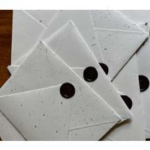 Sobre para regalar dinero de papel hecho a mano.