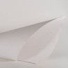 Cartulina sustentabe color blanco con colilla de cigarro
